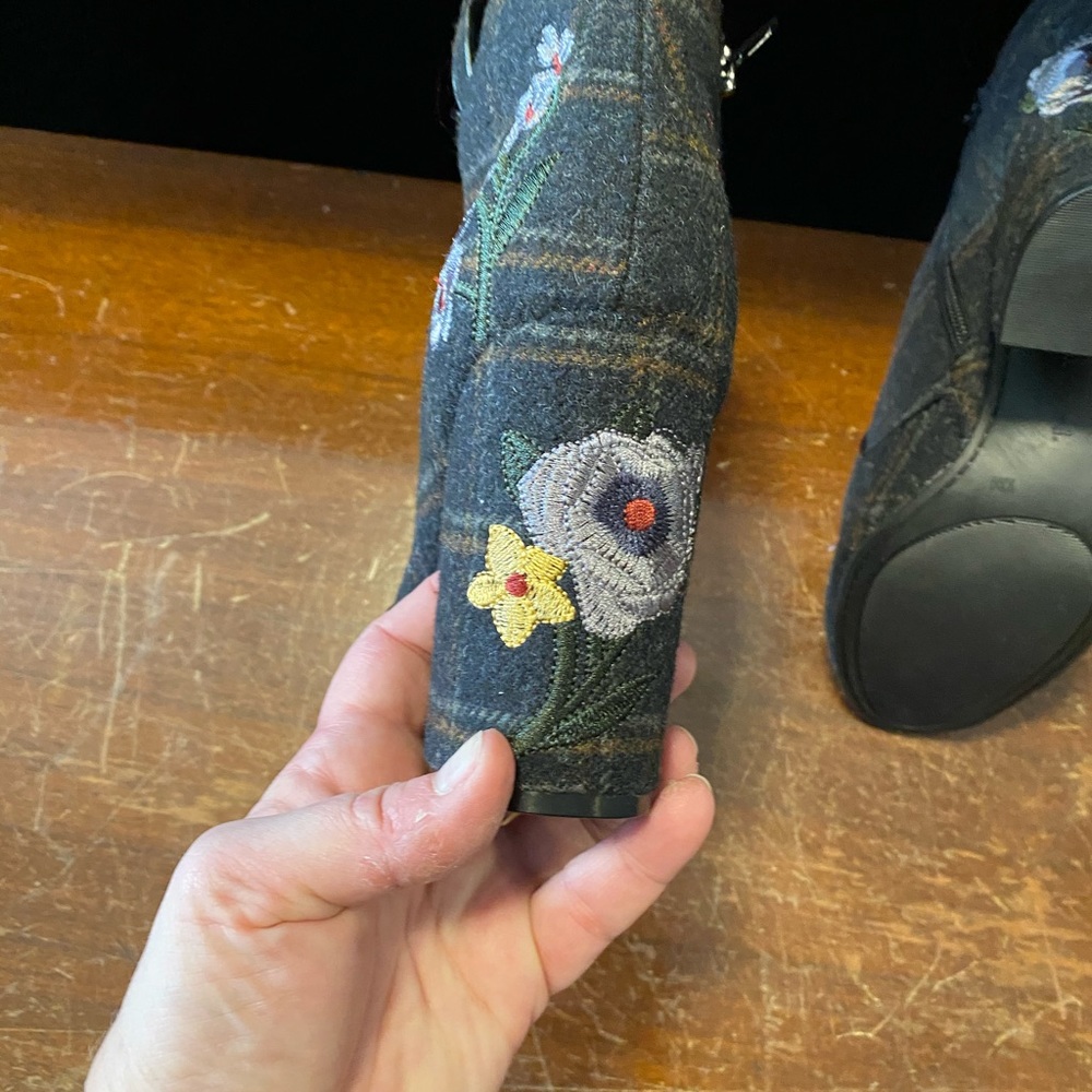 NWOT Gray with floral booties - Picture 8 of 11